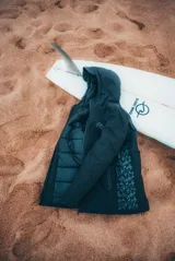 Campera negra con acolchado interno, diseñada para climas fríos.