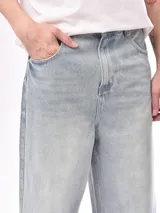 Pantalón jean celeste de corte amplio.