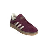 Championes Adidas Handball Spezial color bordó con las tres tiras blancas y suela color caramelo.