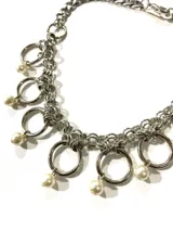 Collar plateado de cadena gruesa con colgantes de aros y perlas.