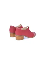 Zapatos de cuero color rojo con puntera de cuero liso color rosa, con correa delgada sobre el empeine y taco de madera.