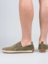 Alpargata Hush Puppies color ladrillo, de cuero gamuzado, con forro de algodón orgánico y plantilla Bloom.