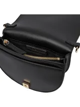 Cartera saddle negra de poliuretano con silueta curva y detalles metálicos dorados. Cuenta con correa extraíble ajustable, cierre de solapa magnético, dos compartimentos principales y un compartimento con cremallera.