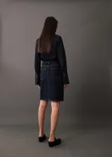 Bandolera de cuero marrón oscuro con correa ajustable y cierre superior con cremallera.