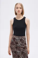 Body negro sin mangas de poliamida, liso, al cuerpo, con broches y cuello halter.