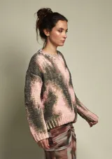 Sweater de lana tejido a mano con diseño tie-dye en tonos rosa y gris, de calce holgado con cuello a la base y puños ajustados.