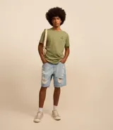 Bermuda de jean celeste con roturas y terminación desflecada.