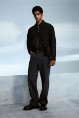Pantalón de jean negro de tiro alto, corte recto y relaxed fit.