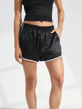 Short negro de satén con cintura elástica y ribete blanco.