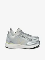 Zapatilla deportiva gris con diseño moderno y suela de amortiguación, fabricada en engineered-mesh.