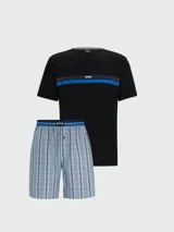 Conjunto de pijama para hombre marca BOSS, compuesto por una remera negra de manga corta con una franja azul en el pecho y un short a cuadros celestes y blancos.