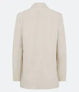 Blazer largo color beige confeccionado en viscosa y lino, con cuello solapa, bolsillos y forro estampado a rayas.