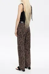 Pantalón vaquero de corte recto y largo tobillero, con cierre frontal con botón denim y tiro alto. Incluye cinco bolsillos.