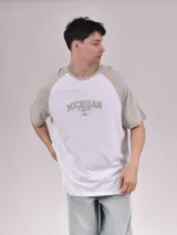 Remera blanca con mangas ranglán color gris y estampado frontal con la palabra "Michigan" en verde.