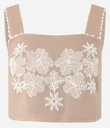 Blusa cropped de viscolino color beige con breteles anchos, escote cuadrado con detalle de ondas y bordado floral.