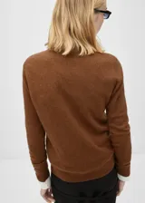 Sweater lila de cashmere con cuello redondo y mangas largas.