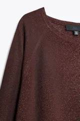 Jersey de punto color marrón con hilo metalizado, cuello redondo y manga larga.