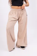 Pantalón negro de lino con corte wide leg.