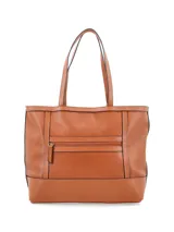 Cartera shopper negra de cuero vacuno con perforaciones y logo metálico de la marca. Incluye un colgante con borla de cuero.