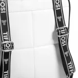 Mochila negra de cuero sintético con diseño acolchado en forma de hexágonos, cierre superior y bolsillo frontal con cierre.