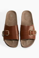 Sandalias marrones de cuero sintético con hebilla dorada ajustable y plantilla anatómica.