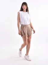 Short color beige de tela liviana con cintura elastizada y lazo para ajustar.
