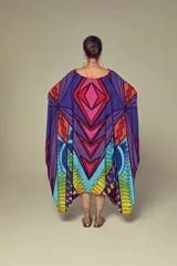 Kimono de manga ancha, largo hasta la pantorrilla, con estampado geométrico y tribal en tonos vibrantes como azul, rojo, amarillo, verde y morado.