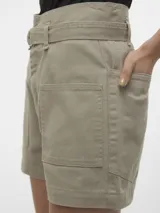 Short color beige con cinturón con hebilla metálica, bolsillos delanteros y traseros.