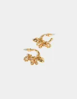 Aros dorados tipo argolla con dijes colgantes de metal con forma de corazón y cristales.