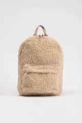 Mochila de tela sherpa color beige con correas ajustables y cierre de cremallera.