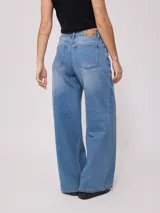 Pantalón de jean azul de pierna ancha.