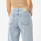 Pantalón de jean celeste de corte ancho.