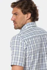 Camisa de manga corta con estampado a cuadros en tonos verde y blanco. Confeccionada en algodón. Hecho en Uruguay.