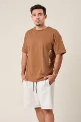 Bermuda gris claro de friza melange, corte suelto, con cintura elástica, cordón de ajuste y bolsillos laterales.