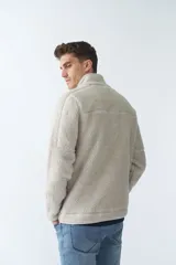 Campera de sherpa verde militar con cierre frontal y bolsillos laterales con cierre.