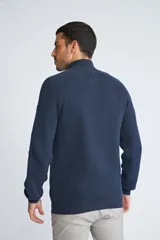 Campera tejida color burdeos con cierre completo y logo bordado.