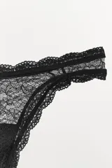 Braguita de encaje negro con tiro medio, cintura elástica y detalle de ondas en los bordes.