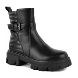 Bota corta negra de cuero sintético con hebilla decorativa y suela track.