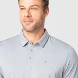 Chomba gris de corte clásico, con cuello polo abotonado y mangas cortas.