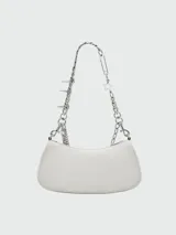 Bolso de hombro blanco de cuero sintético con cadena plateada y dije de estrella.