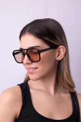 Lentes de sol con montura cuadrada negra y cristales celestes con protección UV400.