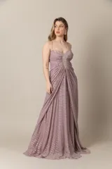 Vestido drapeado en gasa de seda natural color rosa retro con lunares y bordados dorados, con sobrefalda.