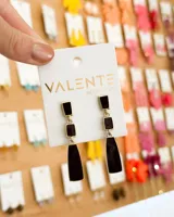 Aros colgantes con tres piezas geométricas rectangulares en color bordó oscuro y detalles dorados.