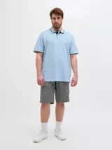 Short cargo gris de Jack & Jones, corte relajado, tiro medio, bolsillos cargo laterales, bolsillos traseros y cierre con cremallera.