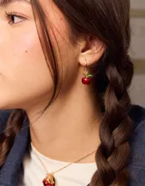 Aros dorados tipo argolla con dije colgante de manzana roja con hoja verde.
