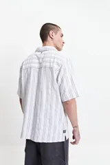 Camisa de manga corta a rayas con textura y fit regular.