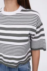 Remera corta a rayas horizontales blancas y verde oliva, de mangas cortas y corte holgado.