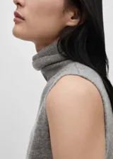 Top gris de lana sin mangas con cuello alto.