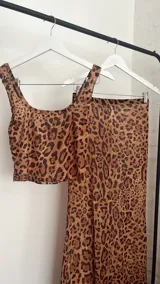 Top corto marrón con estampado animal print de leopardo, escote cuadrado y breteles finos.