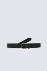 Cinturón de cuero negro con hebilla metálica plateada de forma rectangular.